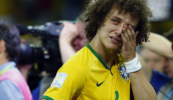 David Luiz llora la derrota de su seleccin una vez finalizado el partido