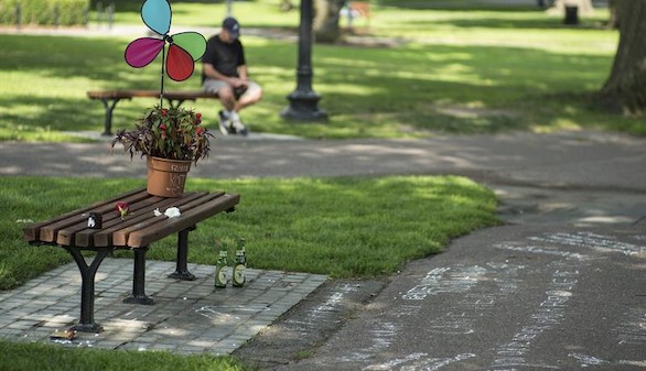 Vista general de pintadas con tiza y el banco de los Jardines Pblicos de Boston, en el que se rod una escena de la pelcula "El indomable Will Hunting" , protagonizada por Robin Williams. Efe