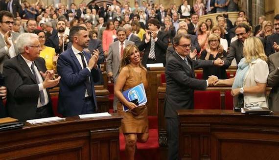 El Parlamento cataln consuma su desafo secesionista al aprobar la ley de consultas con el apoyo del PSC