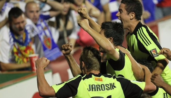 Los jugadores del Zaragoza celebran uno de los goles con los que obtuvieron el triunfo por 1-2 ante el Levante. (Foto: Efe)