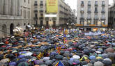 Miles de personas reclaman en la plaza de Sant Jaume 
