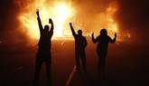 Al menos 29 detenidos y 12 edificios incendiados en los disturbios de Ferguson