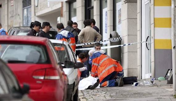 Mueren una agente de polica y un atracador tras un tiroteo en una entidad bancaria de Vigo
