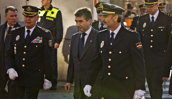 Multitudinaria despedida al agente de polica arrollado por un tren de Cercanas en Madrid