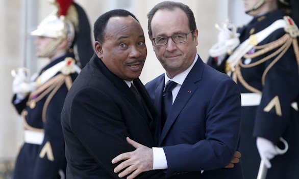 Francois Hollande recibe al presidente de Niger Mahamadou Issoufou a su llegada a Pars para participar en la manifestacin contra el terrorismo. Efe