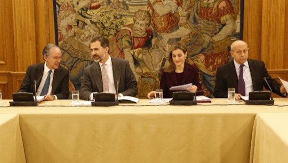 Los Reyes acompaados de Gregorio Maran y Jos Ignacio Wert durante la reunin del Patronato del Teatro Real. Foto: Casa del Rey