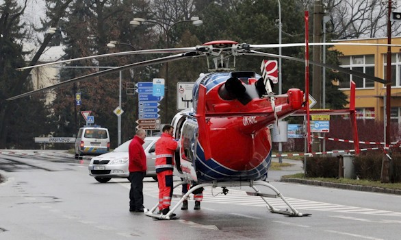 Un helicptero llega a la zona donde se ha producido un tiroteo en la localidad checa de Uhersky Brod. Efe
