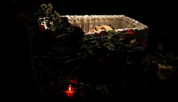Fretro con los restos mortales del lder opositor Bors Nemtsov durante su capilla ardiente instalada en una sala del Centro Sjarov, en Mosc (Rusia).  EFE/Sergei Ilnitsky