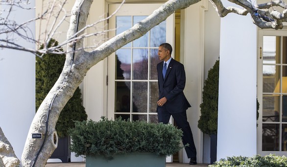 El presidente estadounidense Barack Obama sale de la Casa Blanca, Washington, hoy 12 de marzo de 2015. Efe