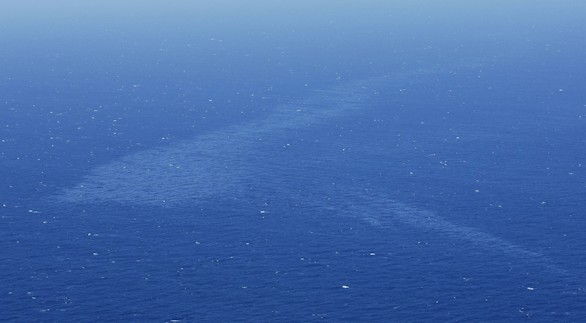 Mancha de fuel vertida por el pesquero ruso hundido en aguas de las Islas Canarias.Efe