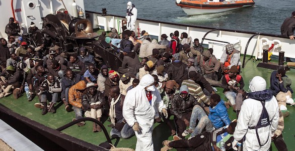 Rajoy y Hollande piden actuar tras el naufragio de un pesquero en la costa de Libia con 700 inmigrantes a bordo