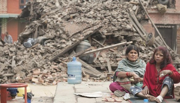 La comunidad internacional moviliza equipos de rescate y ayuda para mitigar el desastre que ha golpeado Nepal