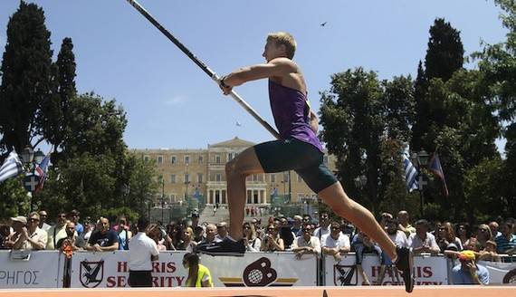 Un atleta ensaya un salto de altura ante la plaza Syntagma en Atenas. EFE
