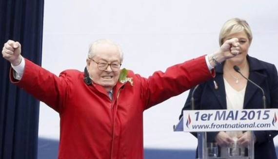 El momento en el que, sin permiso del partido, Jean-Marie Le Pen sube a la tribuna en la plaza de la pera de Pars. Foto: Efe