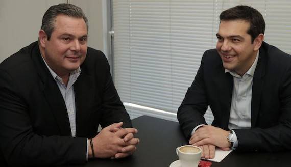 El primer ministro Alexis Tsipras junto a Kamenos. EFE