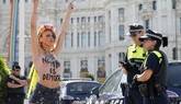Crticas y desnudos frente al Congreso en protesta por la 'Ley mordaza'