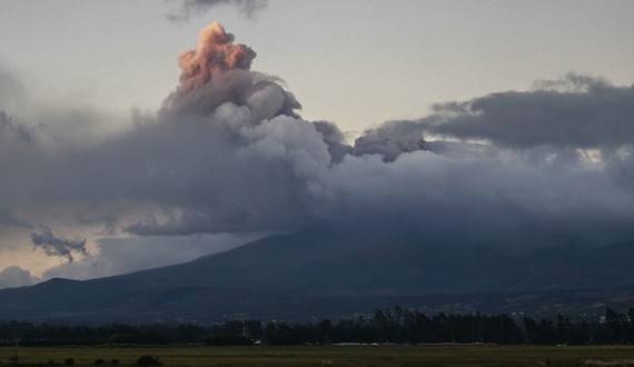 Vista de una explosin en el volcn Cotopaxi desde la poblacin de Saquisil (Ecuador). Efe