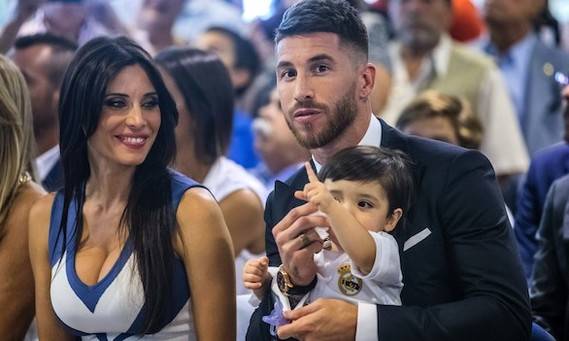 Pilar Rubio con Sergio Ramos y el hijo de ambos durante la presentacin de la renovacin del central. Efe