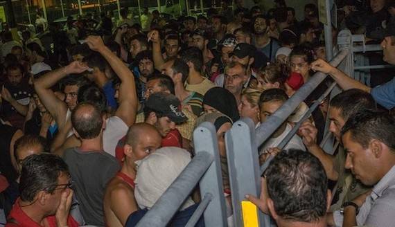Inmigrantes sirios y de otras nacionalidades llegan a la isla griega de Kos. EFE