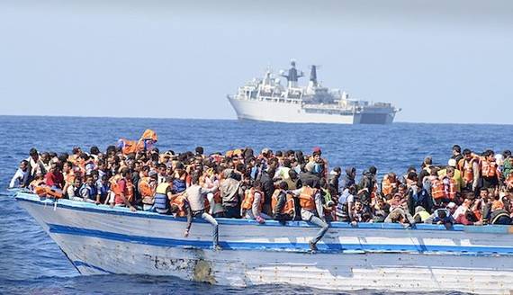 Foto de un bote atestado inimigrantes navegando en el Mediterrneo con direccin a Italia. EFE