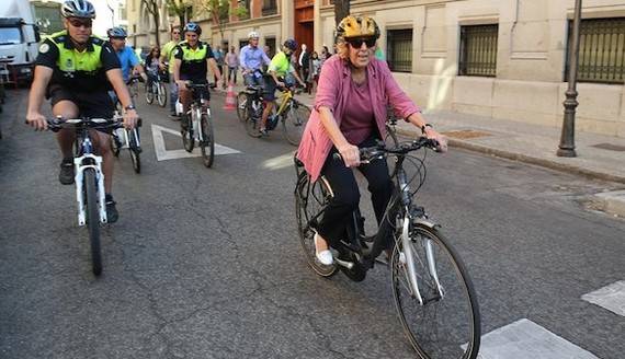 La alcaldesa pasea en bici durante la celebracin del Da sin Coches. (Foto: EFE)
