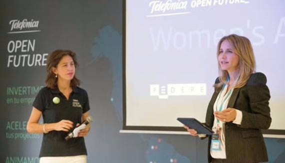 En la imagen de izquierda a derecha: Ana Segurado, directora de Telefnica Open Future_ y Ana Bujaldn, presidenta de FEDEPE.