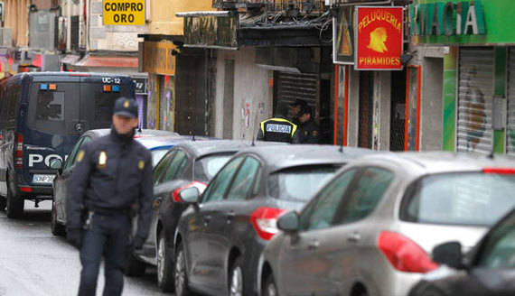 La Polica en la calle del barrio de Vallecas donde se ha producido una de las detenciones. (Foto: EFE)