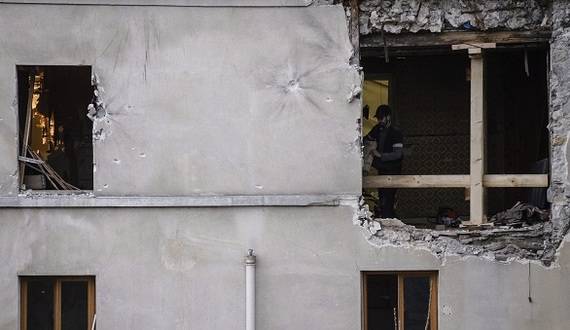 Vista de los desperfectos cuasados en el edificio de Saint-Denis en Pars tras la redada antiterrorista en la que se consigui neutralizar a un comando yihadista. Efe