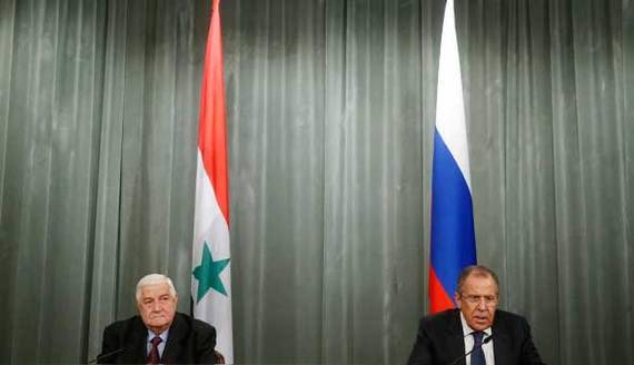 El ministro de Exteriores sirio, Walid al Mualem (i), y su homlogo ruso, Sergi Lavrov (d). Foto: EFE.