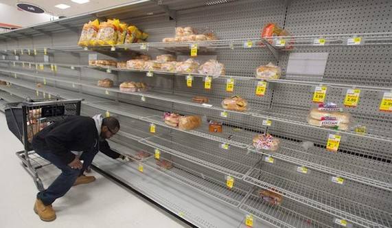 Supermercados semivacos ante la llegada de la gran tormenta a la costa este de EEUU. Efe