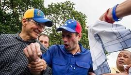 La polica venezolana agrede a Capriles durante una marcha