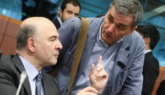 El comisario de Asuntos Econmicos, Pierre Moscovici (i) conversa con el ministro giego de Finanzas, Euclides Tsakalotos (d) durante la reunin del Eurogrupo celebrada en Bruselas, Blgica hoy, 24 de mayo de 2016 para la primera revisin del tercer rescate a Grecia y avanzar hacia el alivio de la deuda helena. EFE/Olivier Hoslet