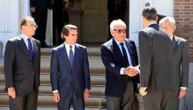 Gonzlez y Aznar, con el Rey, en el Real Instituto Elcano