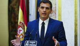 Rivera pide al PSOE que piense en Espaa y no en su secretario general