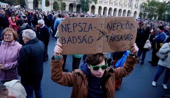 Protestas en Budapest por la suspensin del diario. EFE