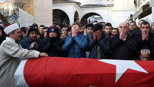 El grupo terrorista reivindica en un comunicado la autoría del atentado que mató a 39 personas e hirió a otras 69. La policía turca ha detenido a doce sospechosos en Estambul.