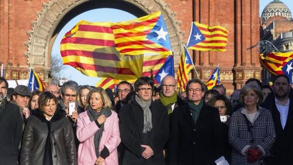 El Gobierno catalán tiene un solo propósito; el de Rajoy, la determinación de hacer cumplir la ley. Por H. Ramos