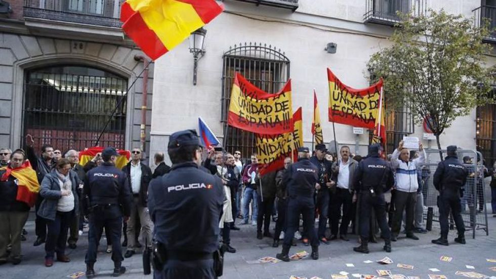 Recibido con gritos de 'traidor', 'corrupto', 'ladrón' y 'Cataluña es España'.