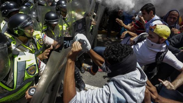 La Guardia Nacional Bolivariana ha usado gas pimienta y bolas de goma.