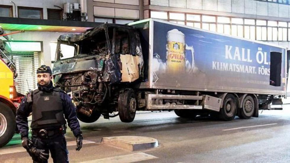 Cuatro muertos al ser atropellados por un camión en Estocolmo.