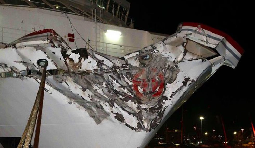 El impacto de un ferry en el puerto ha causado un vertido de tres kilómetros.