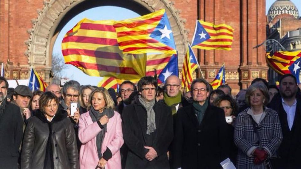 'Obligar a todos los funcionarios' a cumplir la legislacin catalana, segn el diputado Llus Llach. Por Sara Cabrero