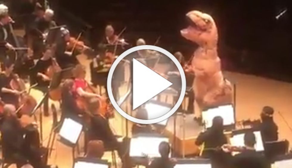¿Un tiranosaurio dirigiendo a la orquesta?