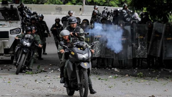 La oposicin ha anunciado que protestar durante la votacin de la Constituyente a pesar de la amenaza de represin chavista, por lo que la tensin se ha diparado.