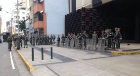 Un contingente de la Guardia Nacional Bolivariana rodea la sede de la institucin.