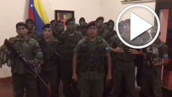 Un grupo de soldados lanz un comunicado en el que declaraban su intencin de 'reestablecer el orden constitucional'.