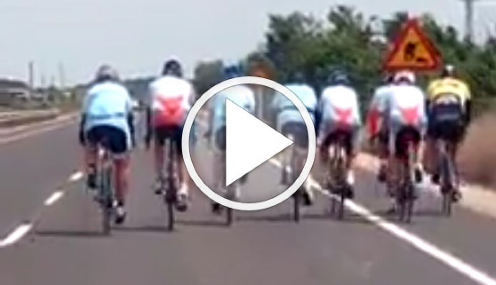 Conductores y otros ciclistas muestran su enfado porque stos ocupen todo un carril.