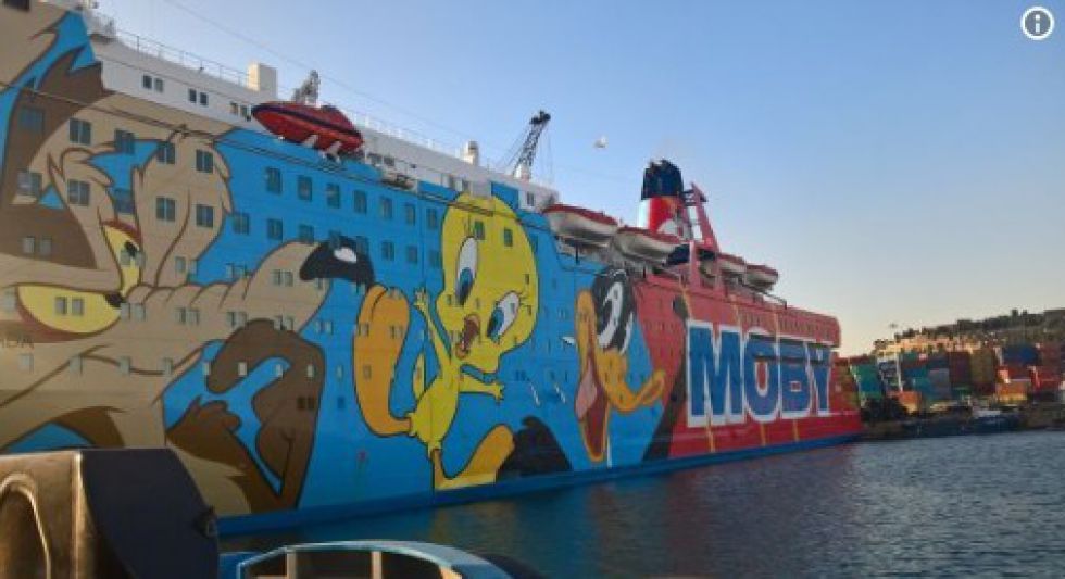 Interior fleta un barco decorado con los dibujos animados de Looney Tunes.