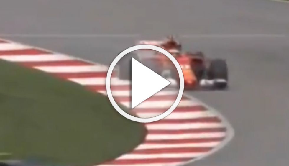 Romain Grosjean impacta a gran velocidad contra las protecciones laterales.