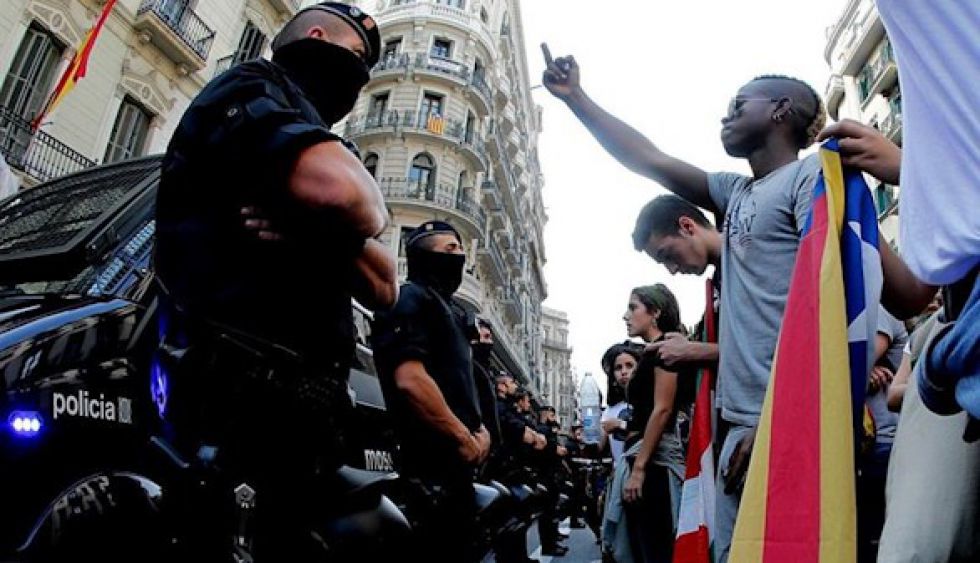 Colau y Puigdemont encabezan una concentracin contra los abusos policiales.
 